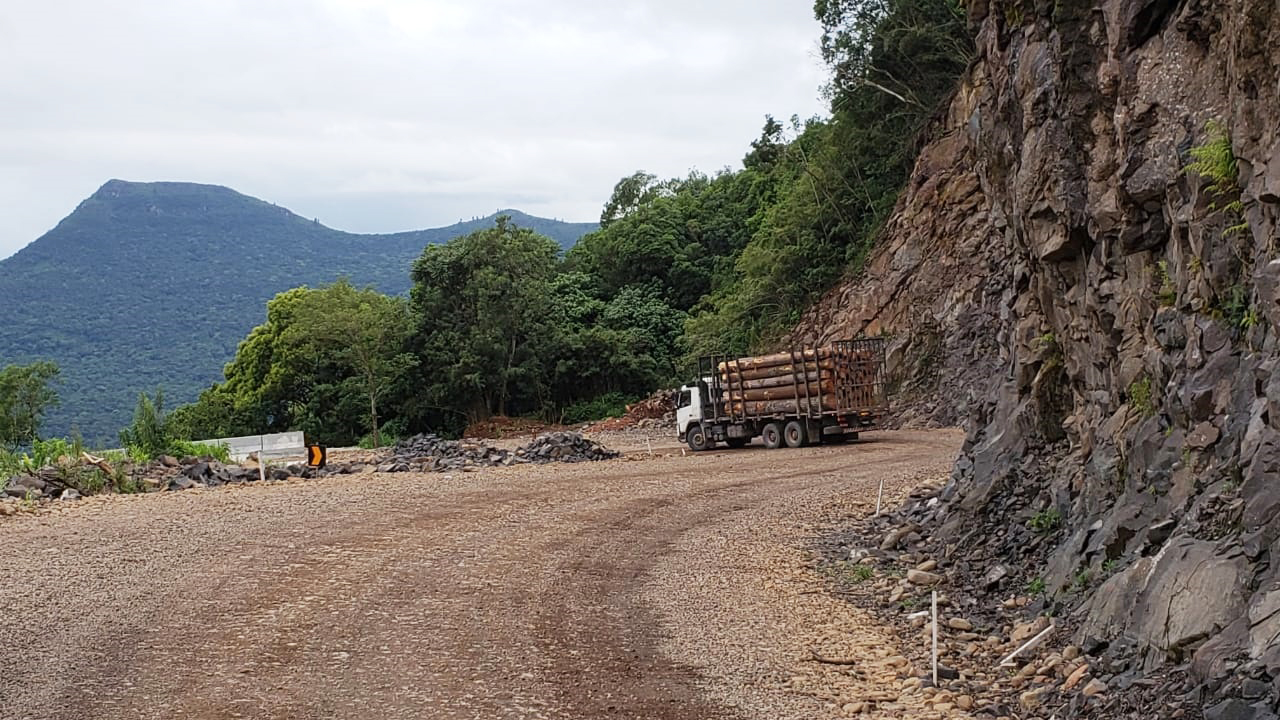Serra da Rocinha ® interditada para pavimentação em concreto r¡gido