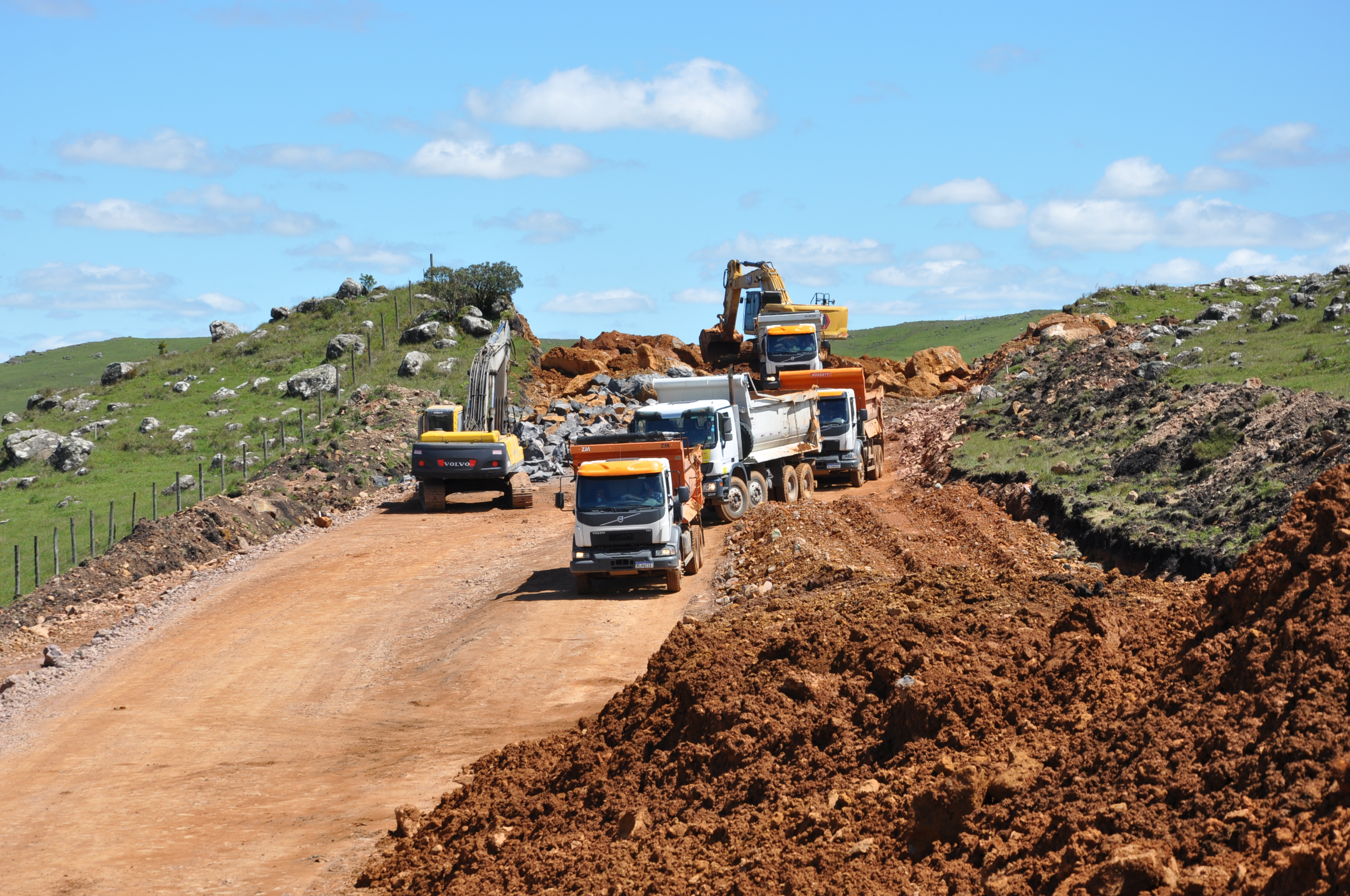 Intensificadas as obras de terraplenagem no Lote 1